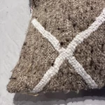 Kép 2/3 - Marokkói beni kilim gyapjú díszpárna barna-fehér mintás