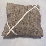 Kép 1/3 - Marokkói beni kilim gyapjú díszpárna barna-fehér mintás 35 35