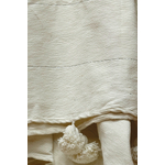 Kép 2/2 - Pompom ágytakaró fehér, ezüst csíkkal